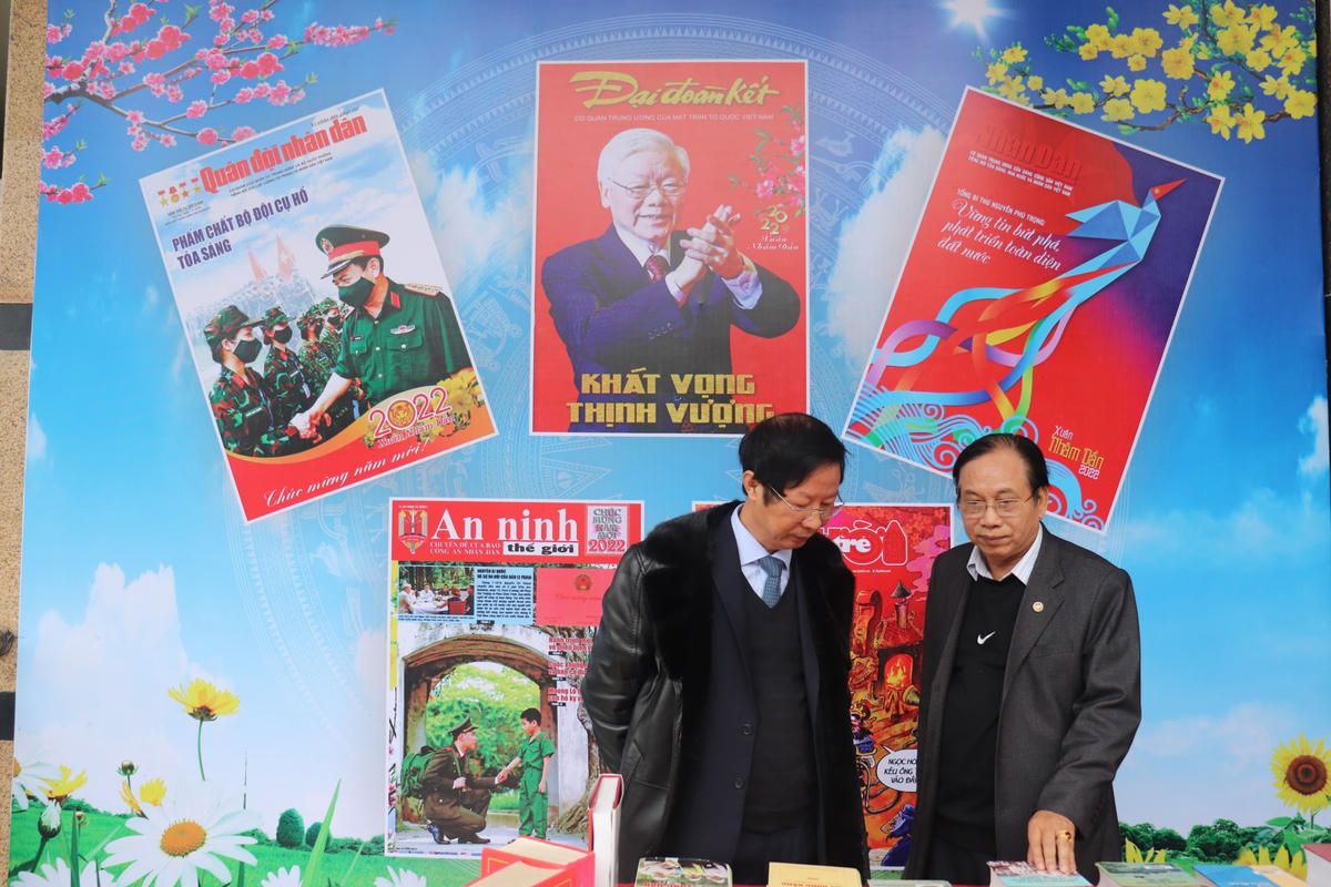 Báo Đại Đoàn Kết được trưng bày tại nhiều vị trí trang trọng, thuận tiện để đọc giả đón đọc.