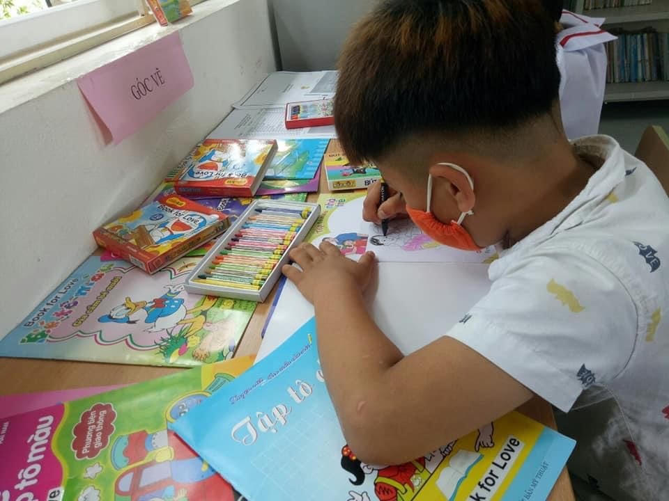 Những em nhỏ thích thú với trang sách trong dự án của Kiều Trang. Ảnh: NVCC 