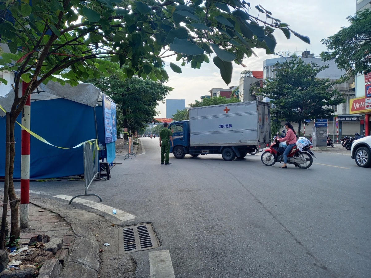 Khu vực ngoài phía cổng BV Phổi Hà Nội khá vắng vẻ.