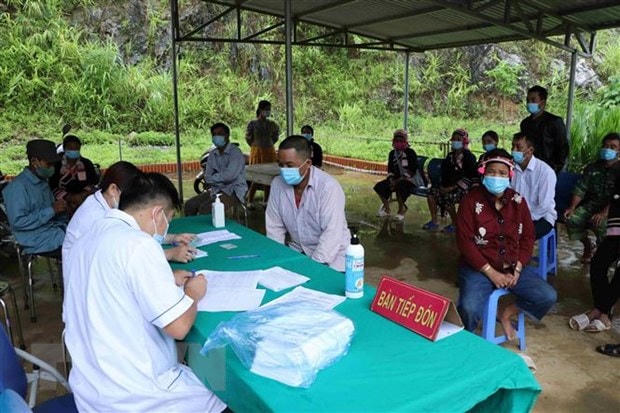 Người dân biên giới xã Huổi Luông, huyện Phong Thổ được tiêm vaccine phòng Covid-19.