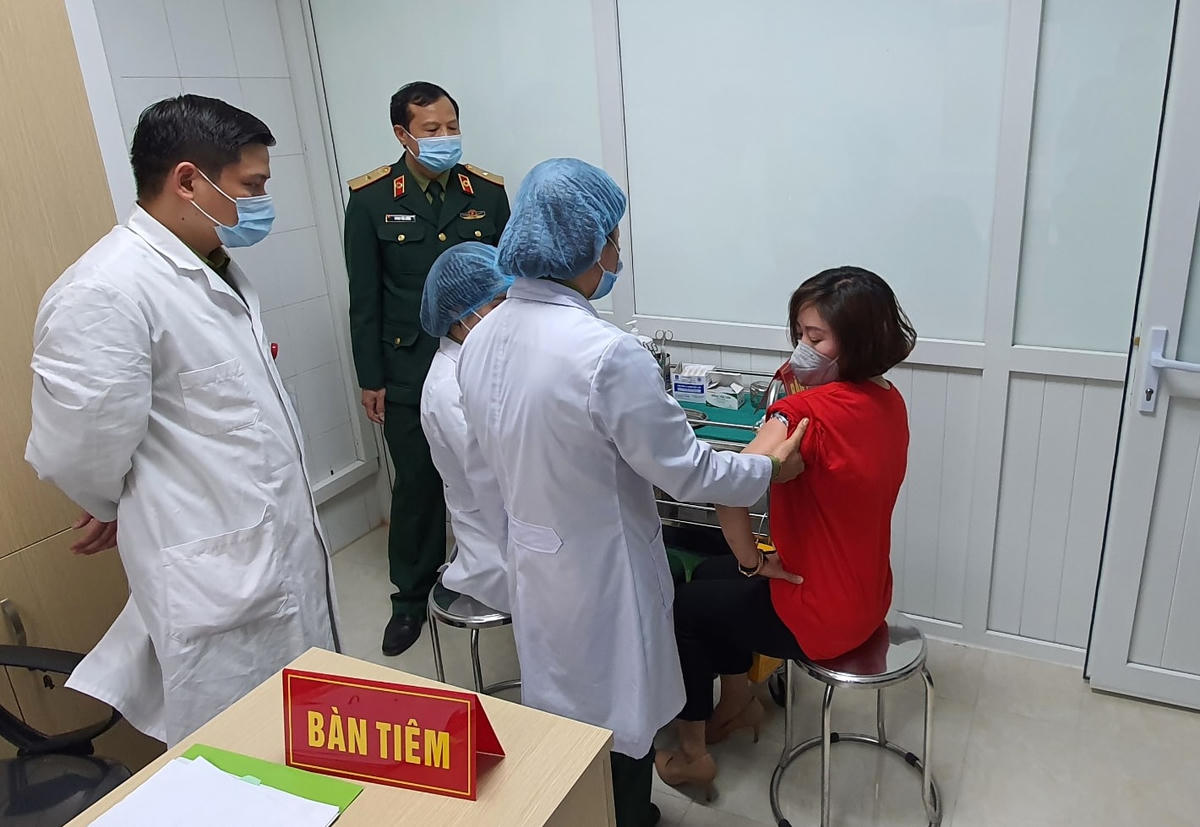 Tình nguyện viên tiêm thử nghiệm lâm sàng vaccine Nanocovac giai đoạn 2. Ảnh: Tuấn Sơn.