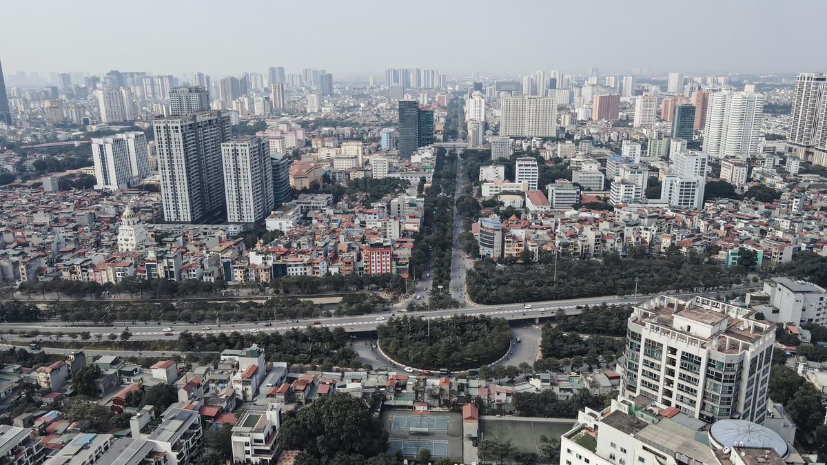 Tuyến đường Hoàng Quốc Việt (quận Cầu Giấy, Hà Nội) dài 2.700 m, rộng 25 m, nối từ đường Bưởi đến đường Phạm Văn Đồng. Dù nằm hoàn toàn trên địa bàn quận Cầu Giấy nhưng đây là một trong những hướng kết nối quan trọng đến các quận: Ba Đình, Bắc Từ Liêm. 