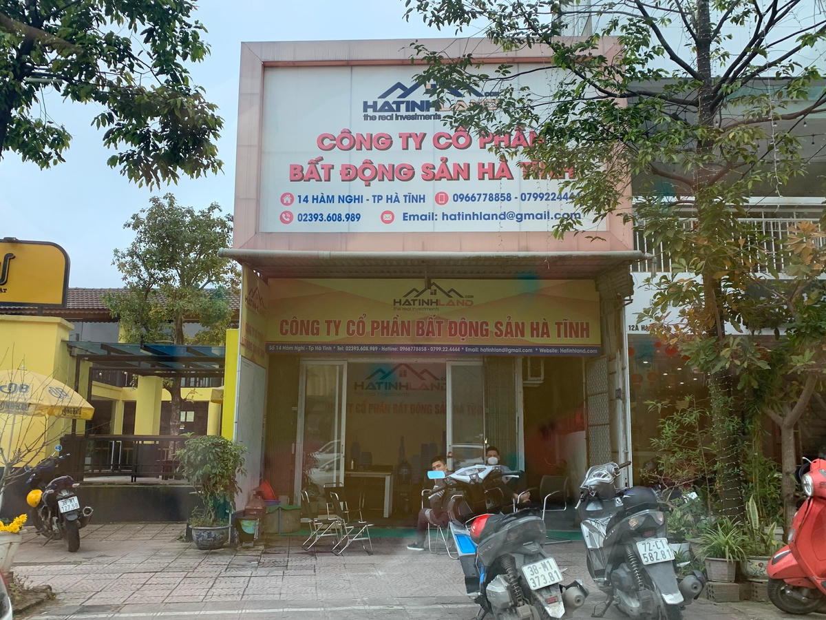 Ngay đối diện Trung tâm thương mại Vinhome là một công ty BĐS cũng thuộc dạng mới toanh.