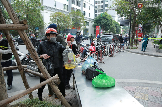 Đa phần đồ tiếp tế đều là thực phẩm. 