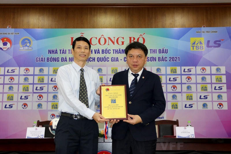 Lãnh đạo LĐBĐVN và nhà tài trợ tiến hành ký kết và trao chứng thư