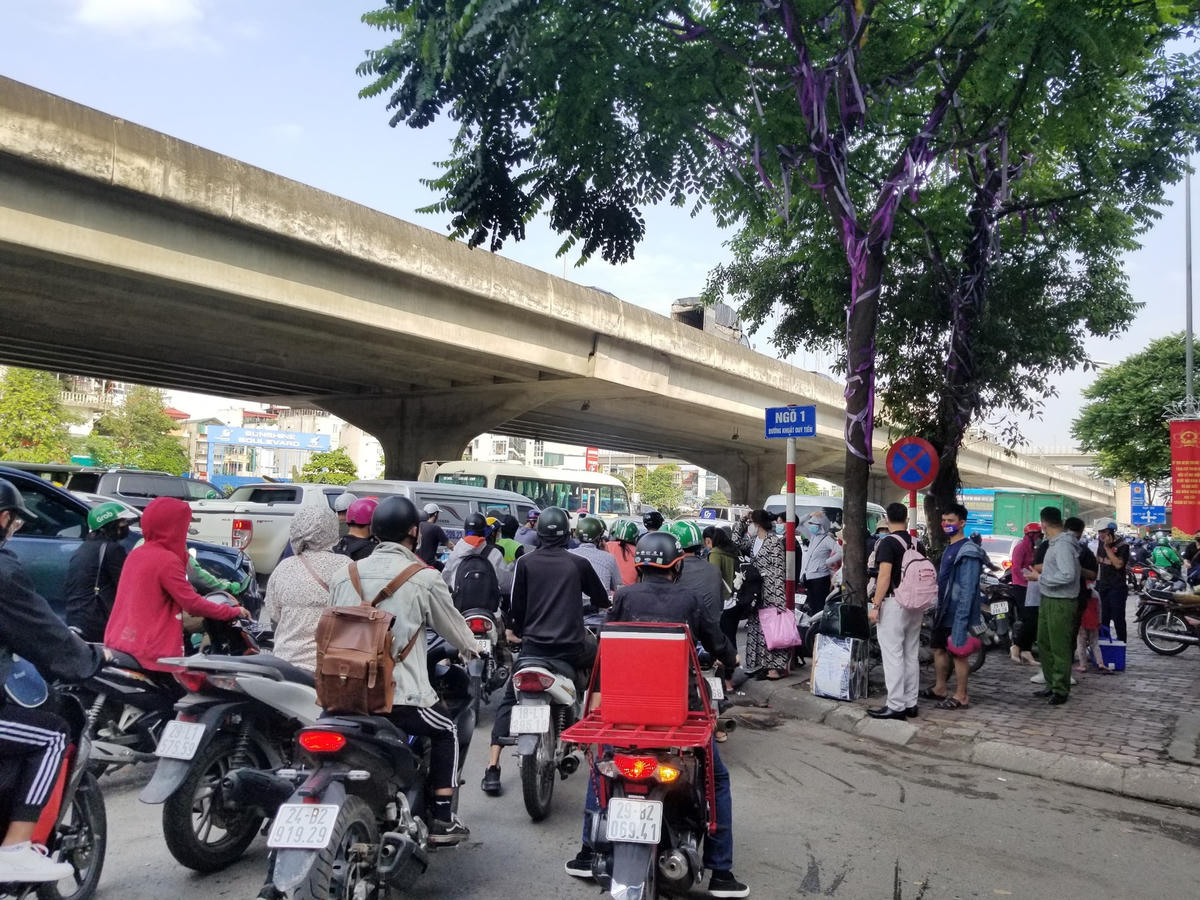 Đường Khuất Duy Tiến.