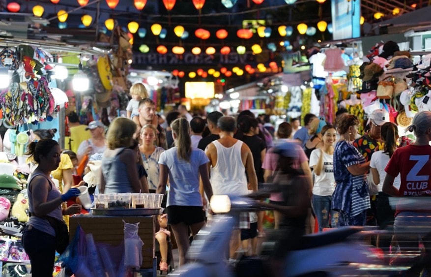 Du khách tham quan khu phố chợ đêm tai TP.Nha Trang năm 2018..