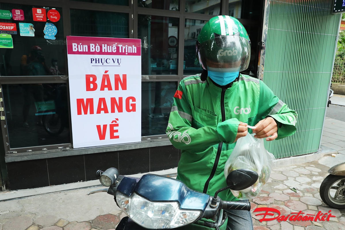 [ẢNH] Hà Nội: Nhà hàng, cơ sở ăn uống chỉ bán mang về, đơn ‘online’ tăng đột biến