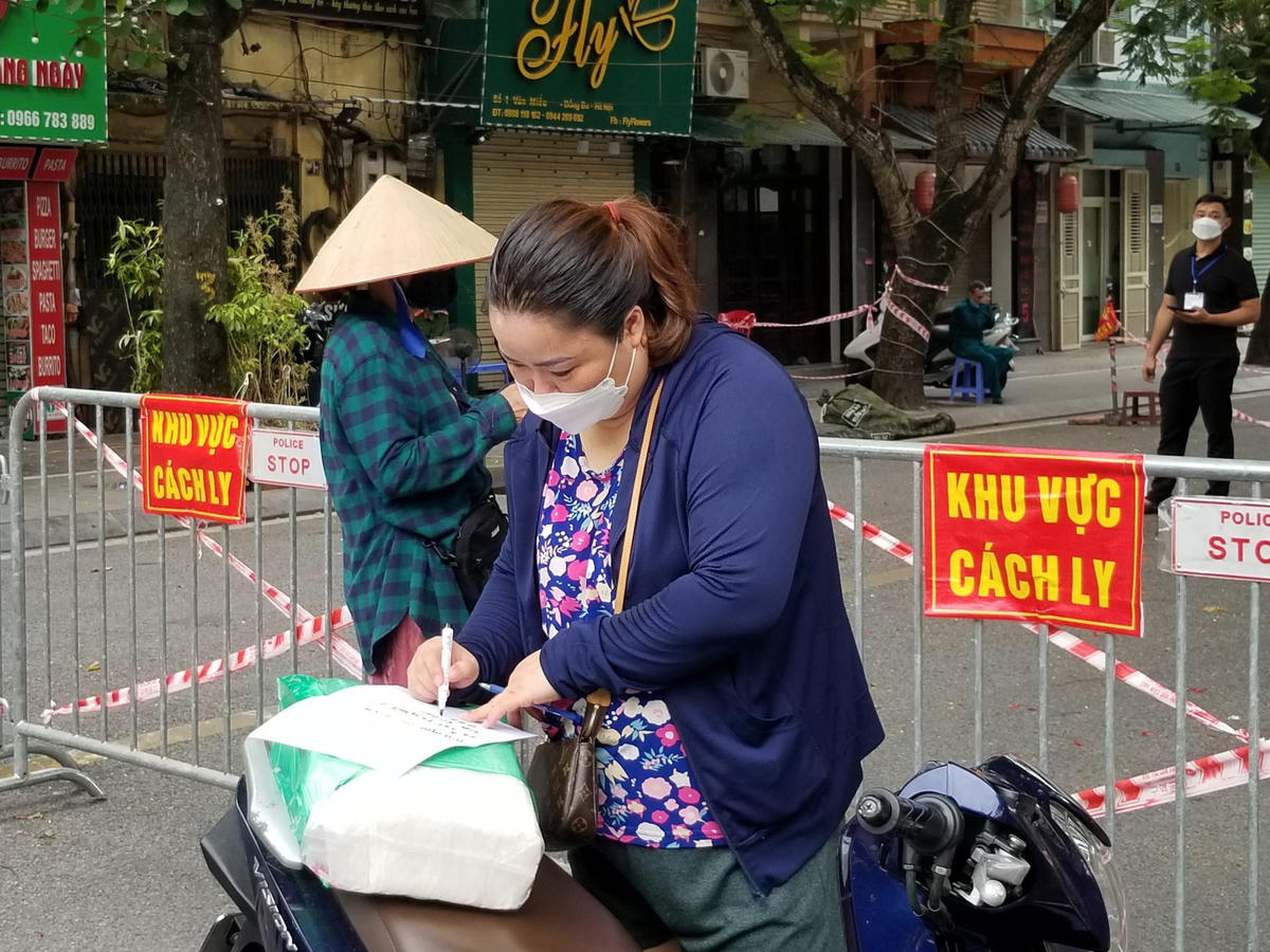 [ẢNH] Hàng trăm lượt tiếp tế nhu yếu phẩm cho 2 phường Văn Miếu, Văn Chương