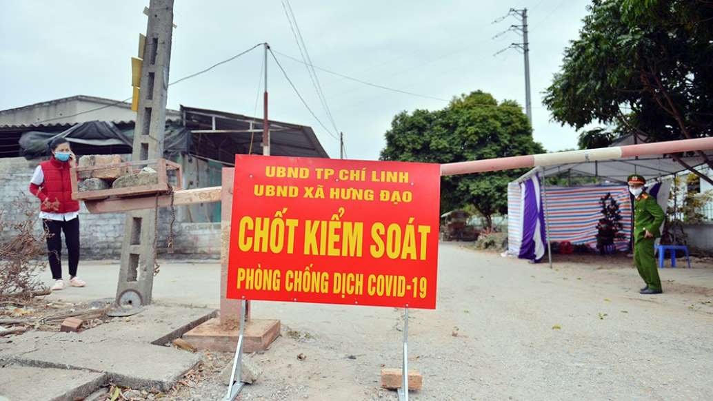Lực lượng chức năng tỉnh Hải Dương đã lập 13 chốt kiểm soát, phong tỏa thôn Kim Điền và thực hiện giãn cách xã hội các thôn thuộc xã Hưng Đạo, TP Chí Linh có liên quan 2 ca mắc COVID-19 tại địa phương này. (Ảnh: Nguyên Hoàn)