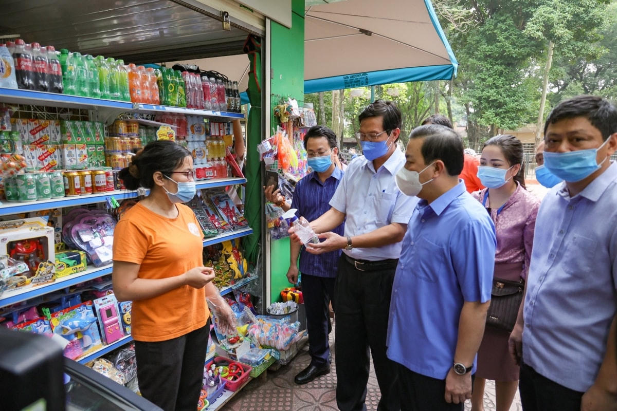 Ông Chử Xuân Dũng kiểm tra công tác phòng dịch tại công viên Thủ Lệ.  