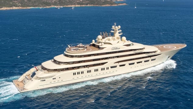 Dilbar dài 156 m, là du thuyền lớn nhất thế giới tính theo khối lượng, với tổng trọng tải khoảng 16.000 tấn.