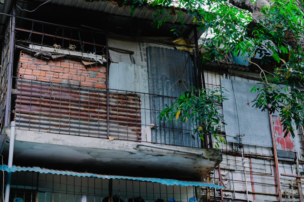Không chỉ tự ý cơi nới diện tích ngôi nhà, mà một số hộ còn dùng gạch, tấm tôn để bịt kín.