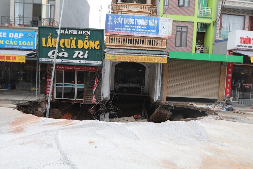 Hiện trường xuất hiện hố sâu 'tử thần' trên địa bàn xã Quảng Bị. (Ảnh: Lê Phú/TTXVN).