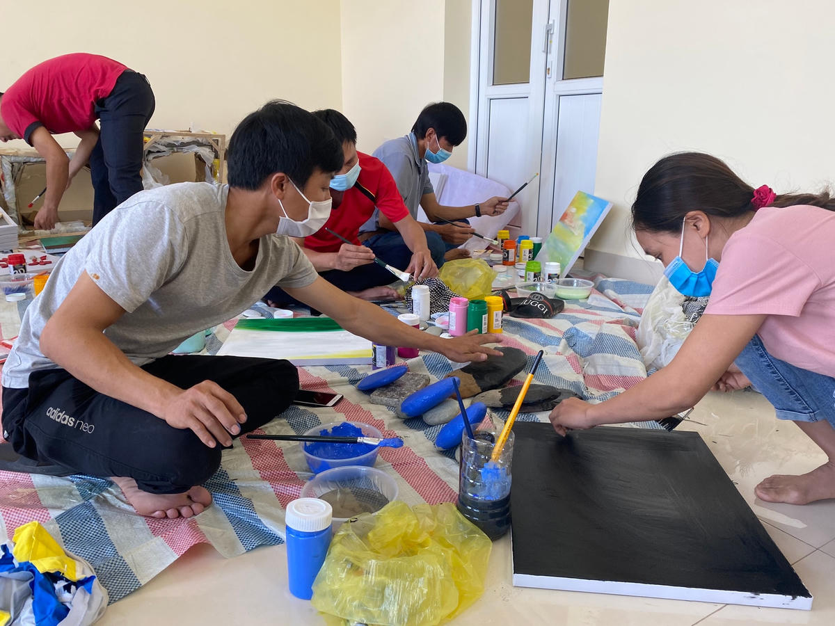 Họa sĩ, giáo viên mĩ thuật tham gia vẽ tranh đá để ủng hộ Quỹ phòng, chống Covid-19.