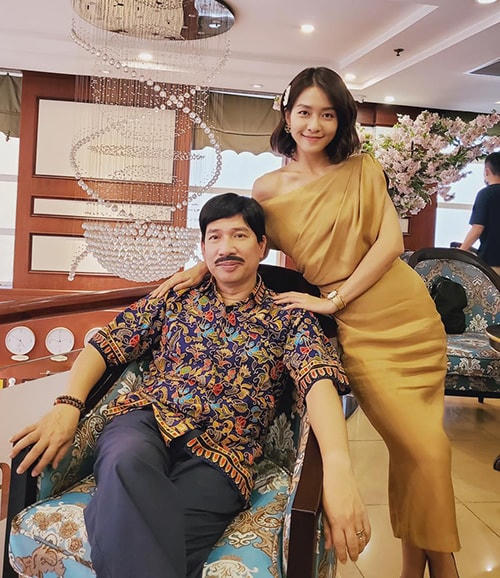 Không cần diện trang phục quá cầu kỳ, Khả Ngân vẫn ghi điểm trong mắt khán giá nhờ sự tinh tế. Cô thường xuyên diện thiết kế trễ vai khi tham gia "11 tháng 5 ngày".