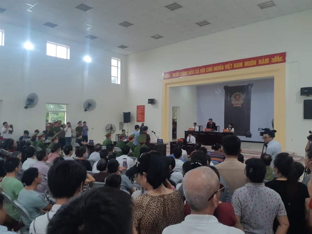 Hàng trăm người dân đến theo dõi phiên tòa.