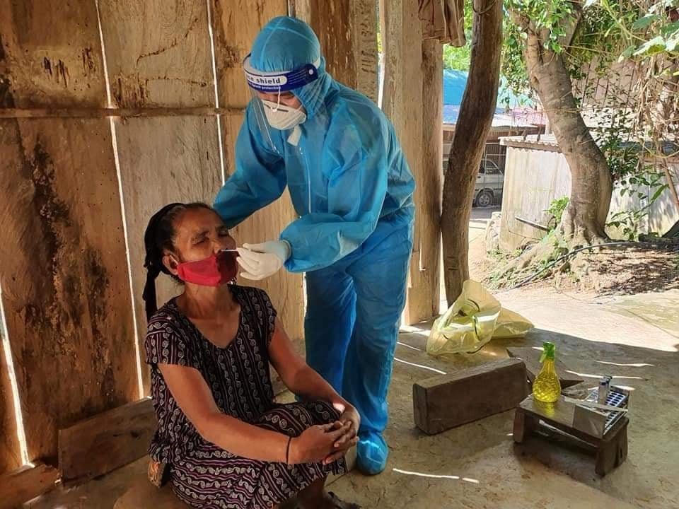 Lấy mẫu xét nghiệm cho người dân bản Chằm Puông, xã Lượng Minh.