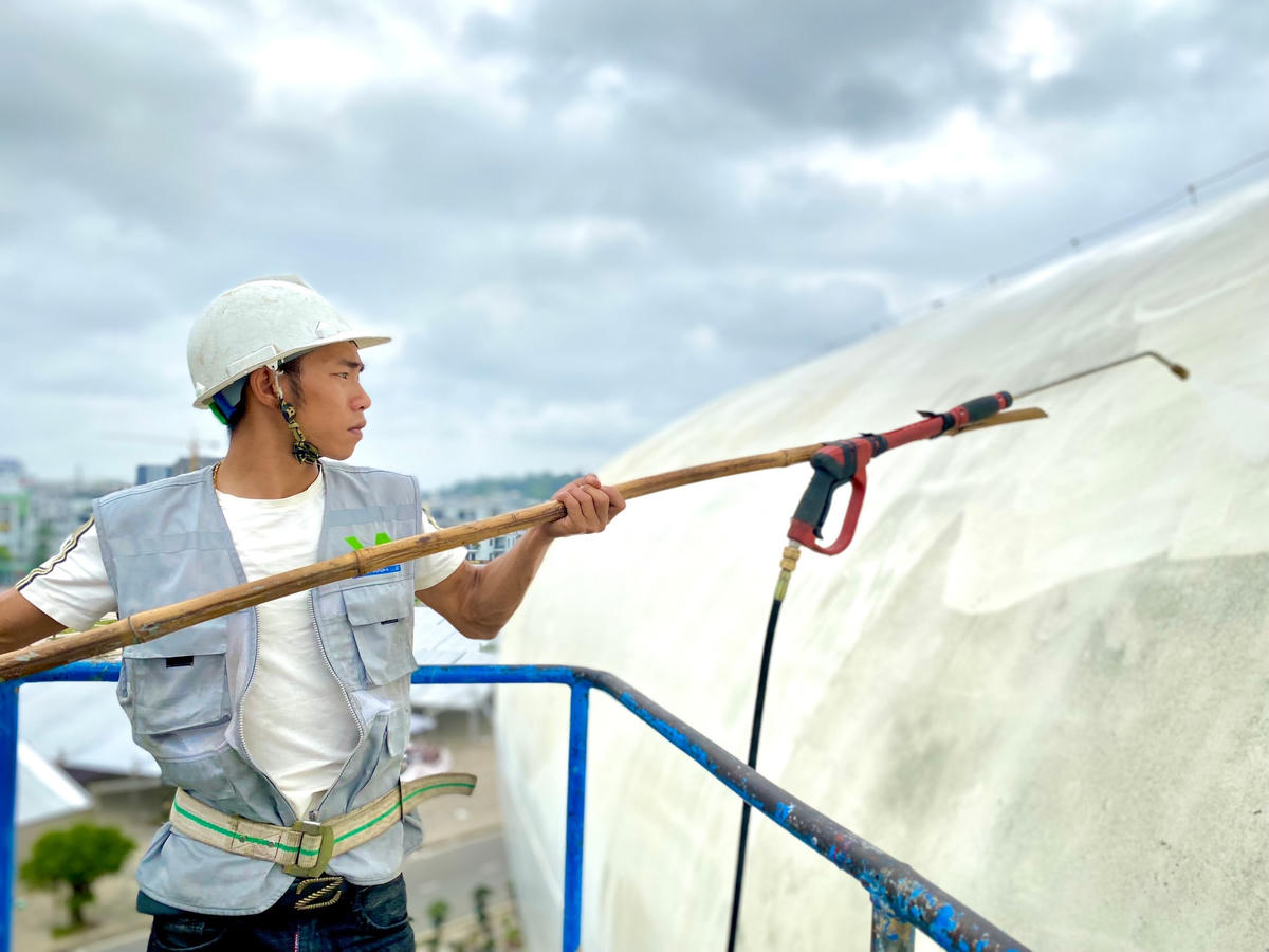 Vòi xịt rửa với lực mạnh kết hợp nước đã pha chất tẩy chuyên dụng dễ dàng đánh bay các vết bẩn bám trên bề mặt “cá heo”.