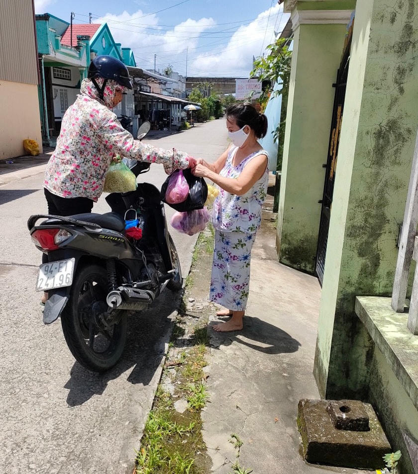 Các thành viên trong Tổ "đi chợ hộ" mua đồ giùm cho người dân, giúp người dân giản cách xã hội. 