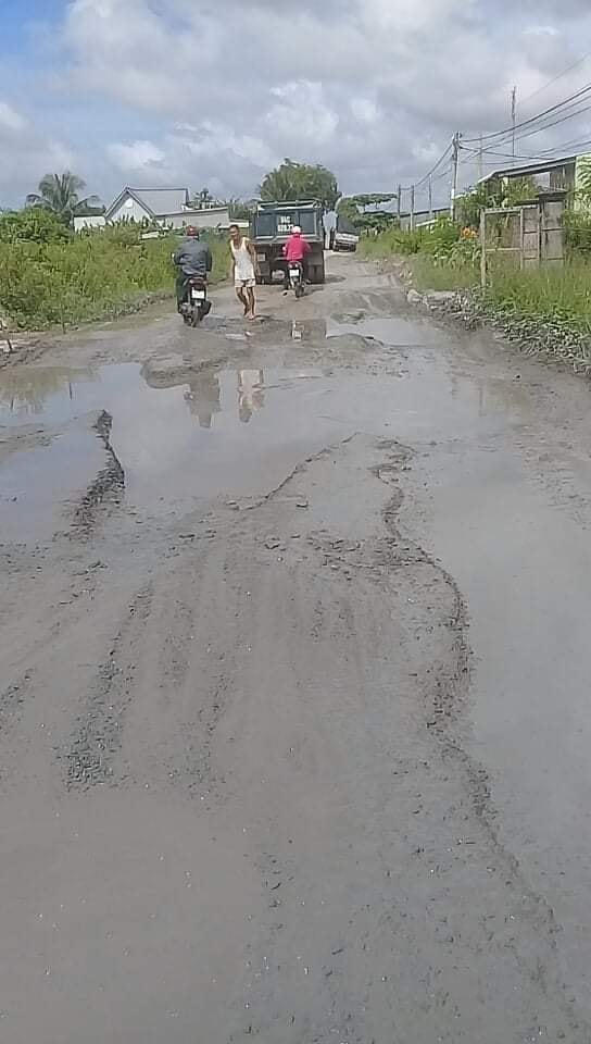 Đường hư hỏng nghiêm trọng khiến việc đi lại của người dân rất khó khăn vất vả, nhiều vụ té ngã đã xảy ra.