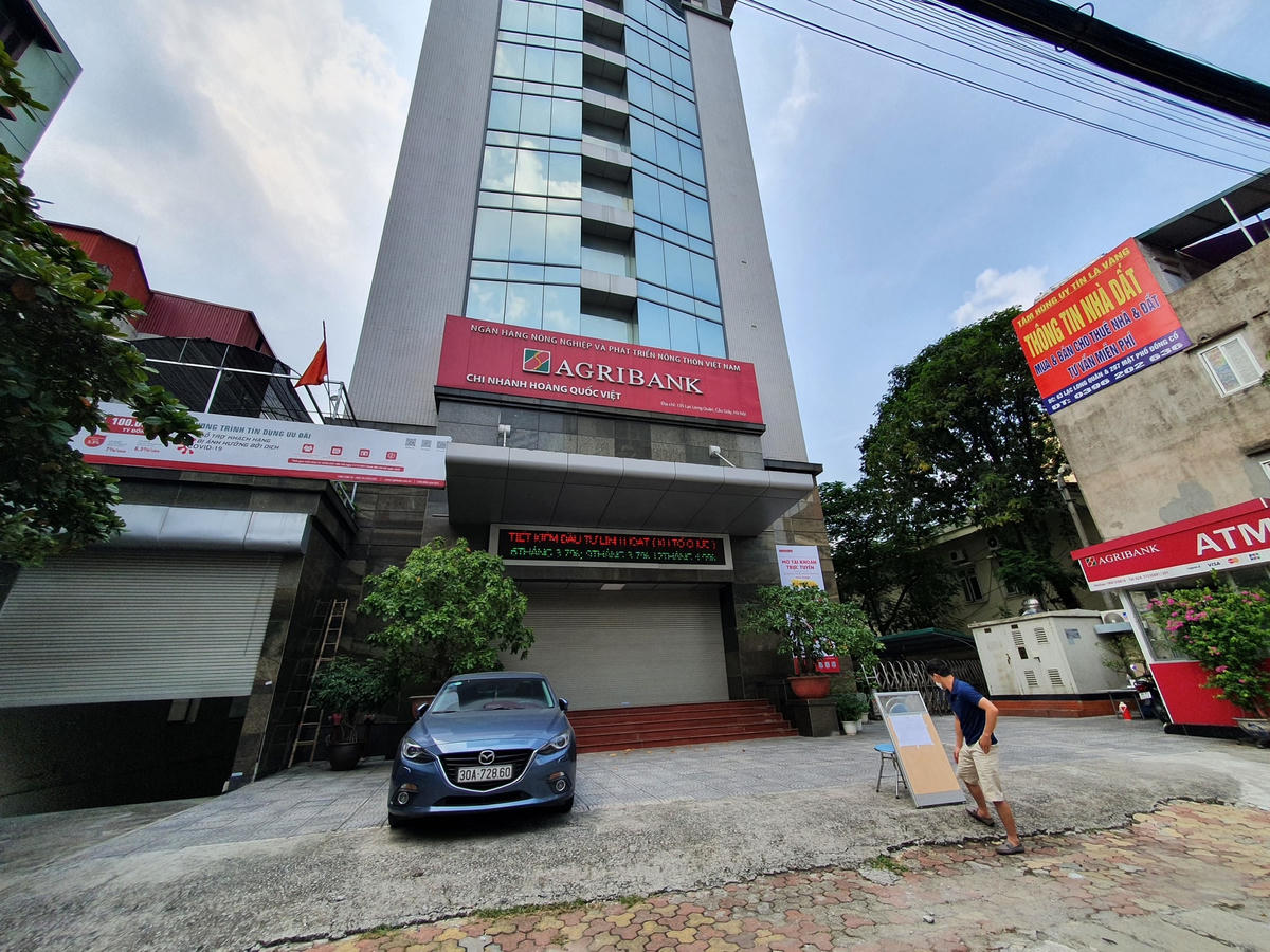 Ngân hàng Agribank chi nhánh 135 Lạc Long Quân (đường Hoàng Quốc Việt, Cầu Giấy) tạm thời đóng cửa.