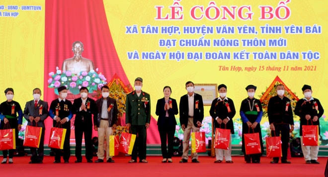 Phó Chủ tịch UBTƯ MTTQ Việt Nam Trương Thị Ngọc Ánh và Chủ tịch Uỷ ban MTTQ Việt Nam tỉnh Yên Bái Giàng A Tông trao quà cho các gia đình chính sách, gia đình có thành tích tiêu biểu và hộ nghèo trên địa bàn xã Tân Hợp.