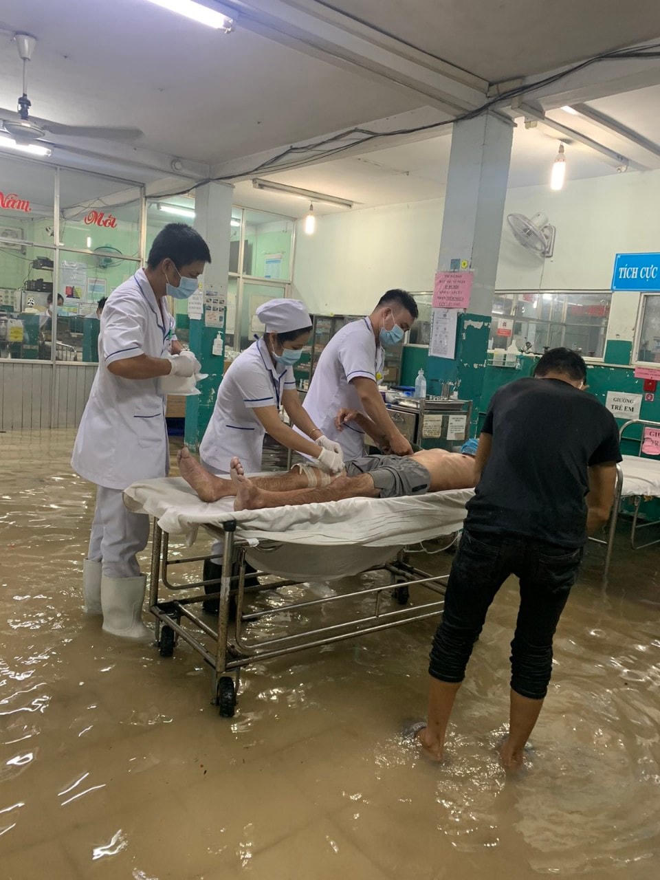 Phòng cấp cứu bệnh viện ngập sâu nhưng các bác sĩ vẫn phải cấp cứu bệnh nhân.