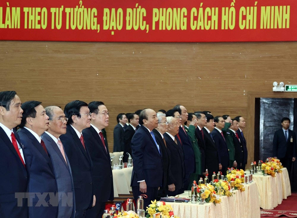Các đại biểu thực hiện nghi thức chào cờ. (Ảnh: Thống Nhất/TTXVN).