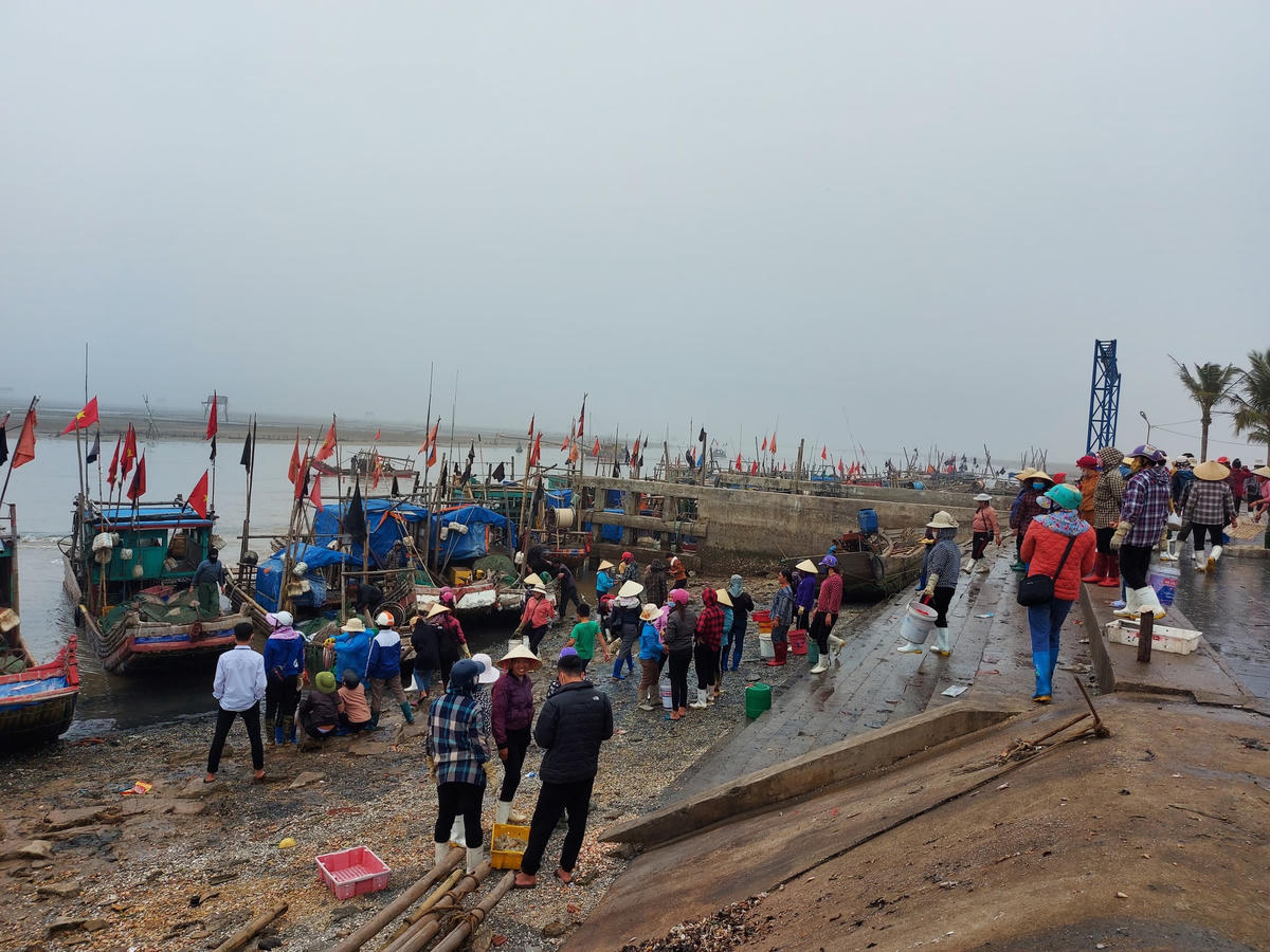 Nhiều tiểu thương bức xúc về việc thu phí trái phép của vợ chồng ông Cương, bà Thoa.