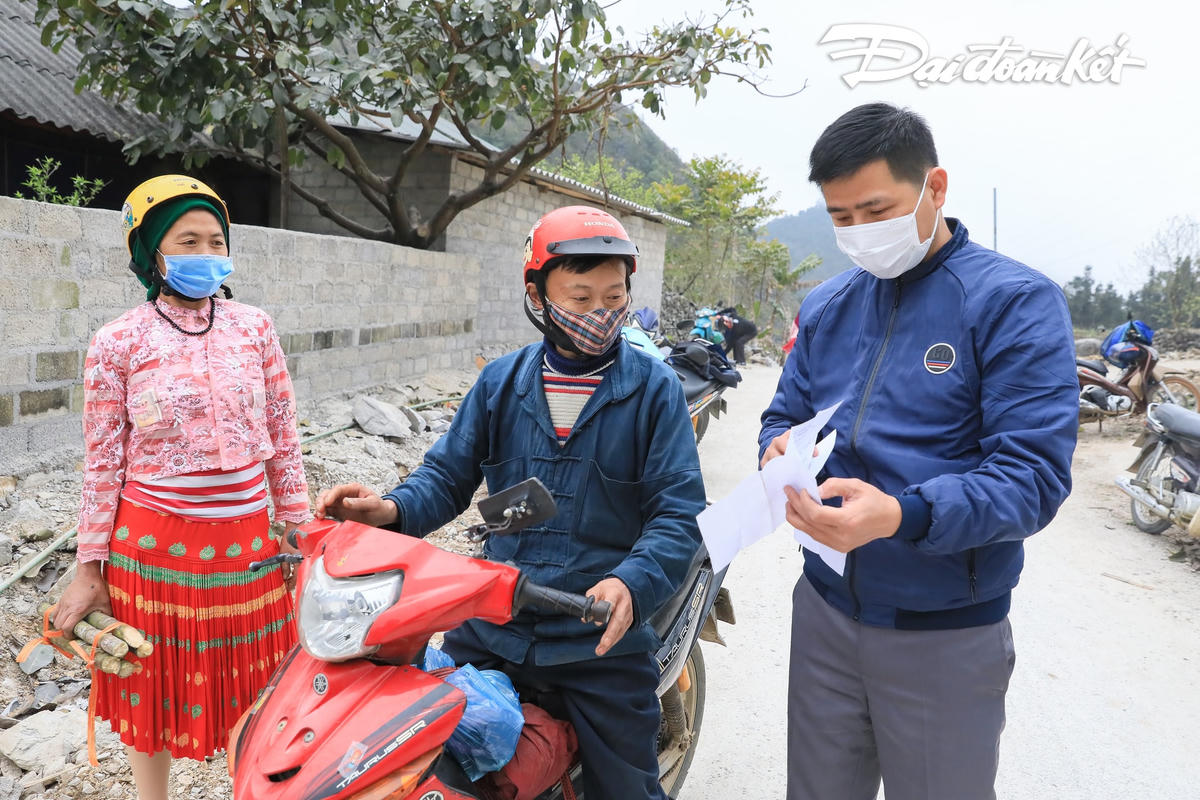 Ông Nông Văn Ngay, Chủ tịch UBND xã Giàng Chu Phìn cùng tổ y tế xã kiểm tra từng người dân khi đi qua đây.