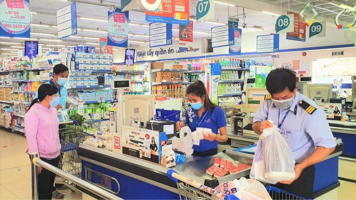 Hệ thống bán lẻ giới hạn khách mua bằng việc chỉ bán cho khách hàng có phiếu đi chợ đúng ngày.