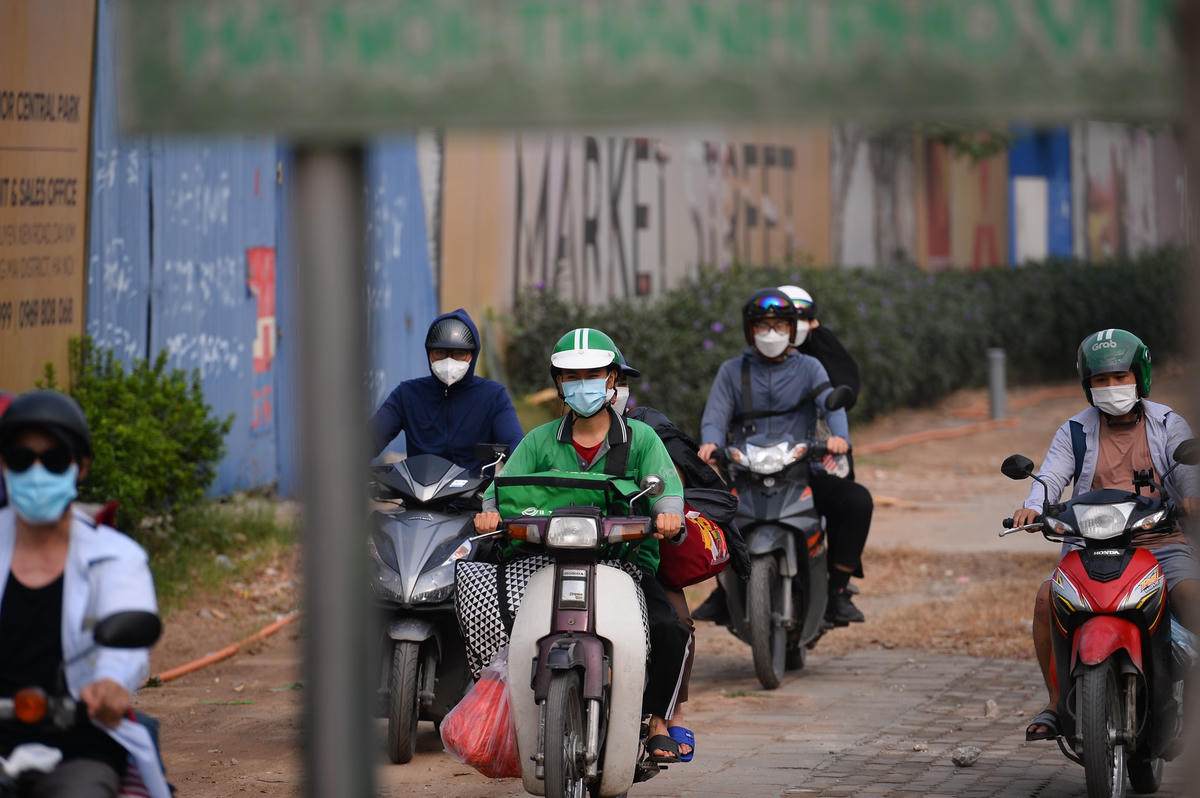 Nhiều người dân điều khiển phương tiện lên vỉa hè để di chuyển.