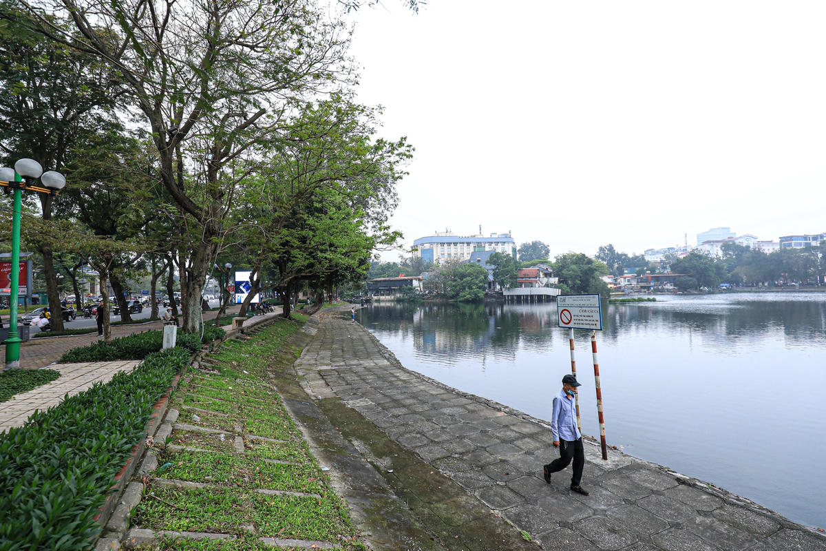Bên cạnh đó, UBND TP Hà Nội cũng yêu cầu Sở GTVT Hà Nội phối hợp với các Sở: Công thương, Tài chính, Kế hoạch và Đầu tư, Du lịch, Công an TP và các đơn vị liên quan xem xét đề nghị của Sở Văn hoá và Thể thao về việc UBND quận Hai Bà Trưng xây dựng Đề án tổ chức không gian phố đi bộ, trong đó làm rõ căn cứ pháp lý thực hiện, nhu cầu và sự cần thiết nghiên cứu đề án, phương án đảm bảo trật tự ATGT, văn minh, mỹ quan đô thị và những nội dung khác có liên quan.