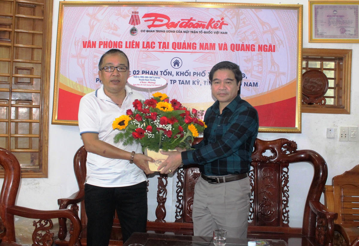 Lãnh đạo huyện Nam Trà My thăm, chúc mừng Văn phòng báo Đại Đoàn Kết.