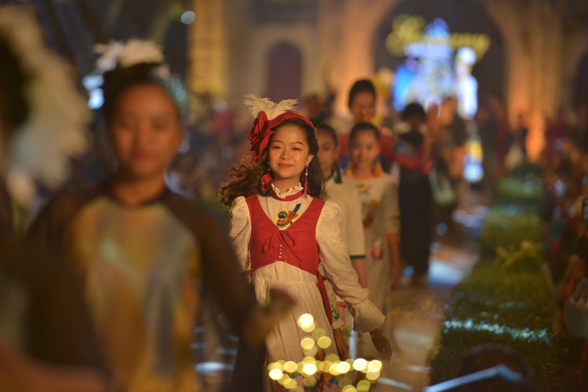 'Áo dài của chúng ta' rực sáng tại Văn Miếu
