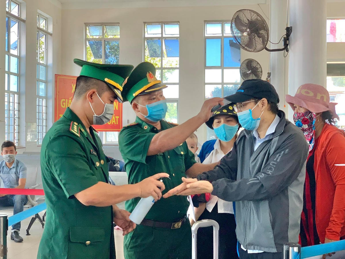 Các du khách trước khi ra đảo Lý Sơn được rửa tay sát khuẩn.