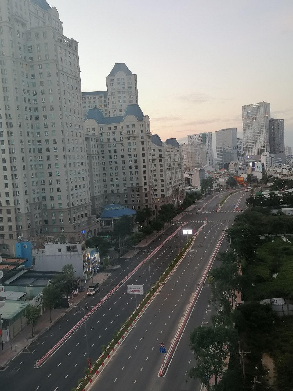 Tuyến đường Nguyễn Hữu Cảnh, nơi tập trung rất nhiều dự án chung cư cao cấp với lưu lượng giao thông hằng ngày vào giờ cao điểm rất lớn. Hôm nay trở nên vắng bóng người qua lại. Theo ghi nhận của chúng tôi người dân TP HCM đều chấp hành yêu cầu từ Bí thư Thành ủy TP HCM Nguyễn Văn Nên và Chủ tịch UBND TP Nguyễn Thành Phong 