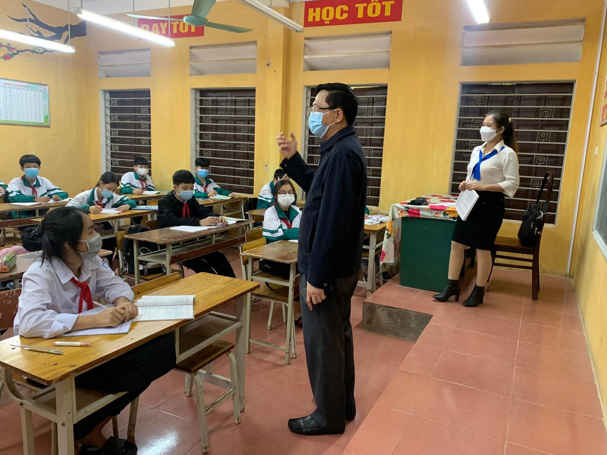 Phó giám đốc Sở GDĐT Hà Nội Phạm Xuân Tiến kiểm tra hoạt động dạy học của Trường THCS Đông Quang trong ngày đầu học sinh đi học.