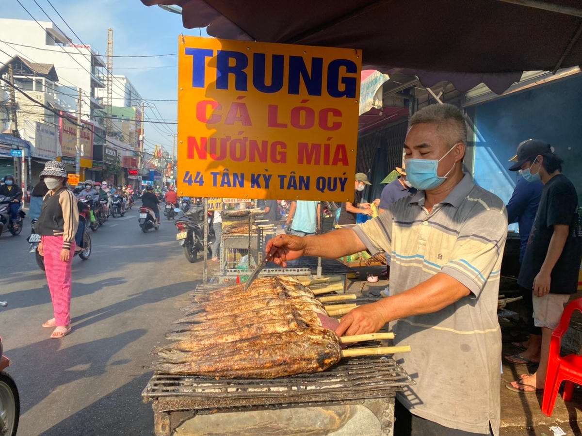 Hầu hết cá có trọng lượng từ 1 tới 1,3 ký lô mỗi con. Ngoài cá nướng, khách có thêm rau, bún, nước chấm ăn kèm.