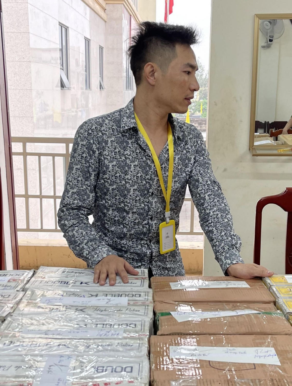 Đối tượng Lê Văn Hiền và các tang vật đánh bạc bịp bị thu giữ.