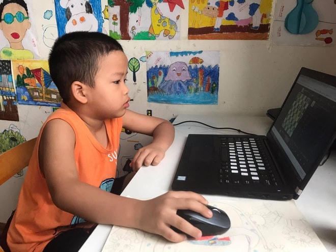 Không nhiều gia đình đảm bảo về thiết bị công nghệ cho con tham gia học online.