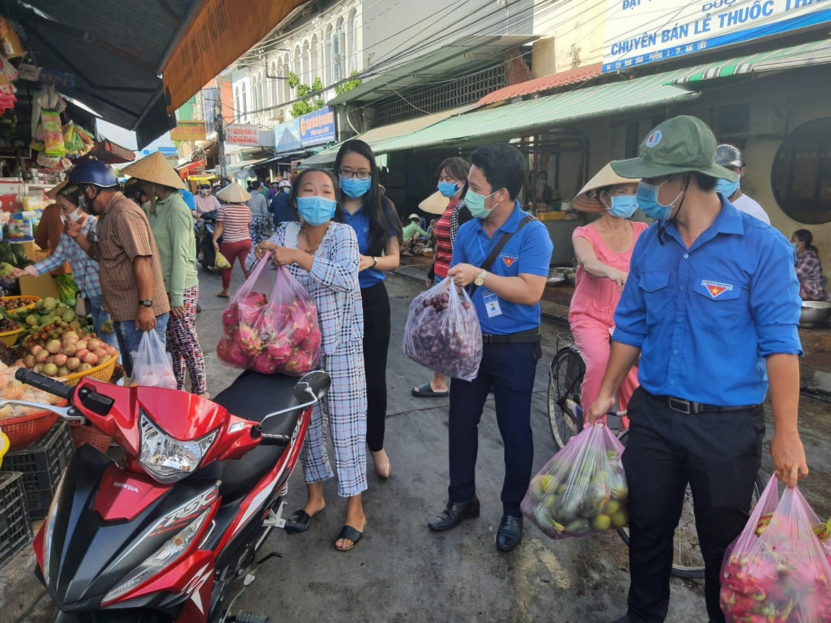 Không chỉ sẵn sàng chia sẻ, nhiều người còn sẵn sàng hỗ trợ lực lượng vận chuyển hàng đến tận chuyến xe.