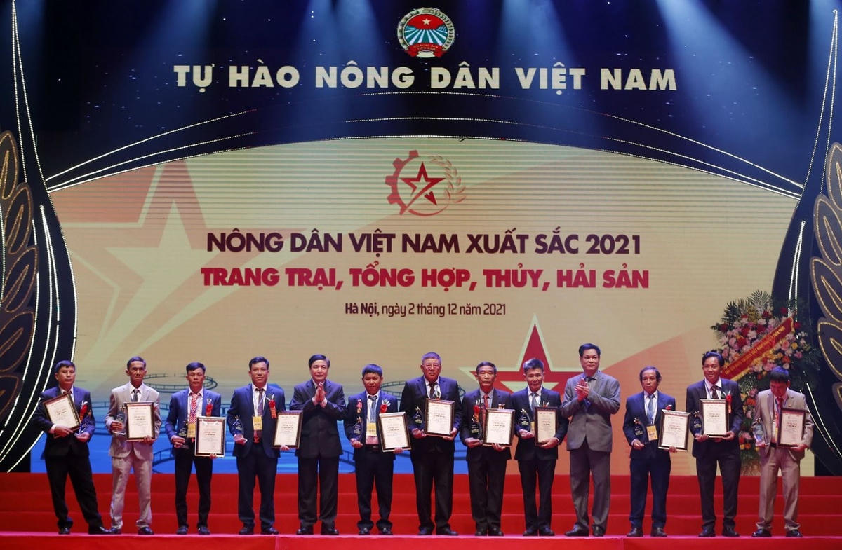 Ông Bùi Văn Cường, Uỷ viên Trung ương Đảng, Tổng Thư ký Quốc hội, Chủ nhiệm Văn phòng Quốc hội và ông Huỳnh Tấn Việt, Uỷ viên Trung ương Đảng, Bí thư Đảng ủy khối các cơ quan Trung ương trao danh hiệu Nông dân xuất sắc năm 2021.