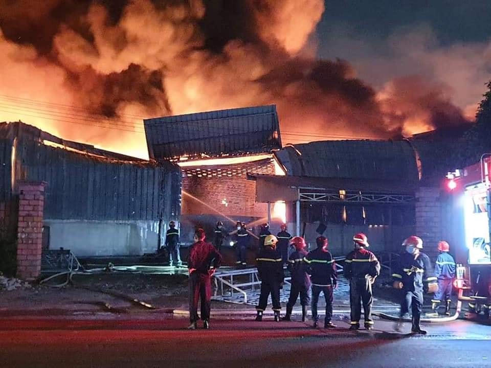Lực lượng chữa cháy nỗ lực khống chế đám cháy.