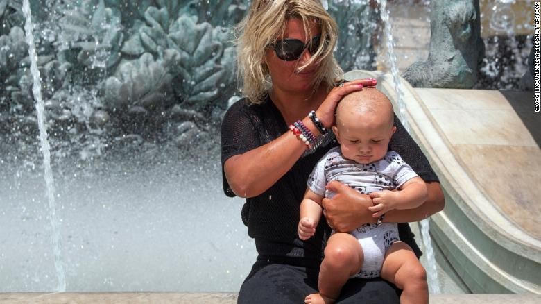 Nắng nóng gay gắt tại Cộng hòa Bắc Macedonia, khi nhiệt độ lên tới hơn 40 độ C. (Ảnh: CNN).