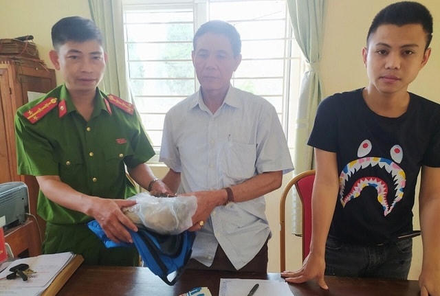 Ông Trịnh Đình Quản nhận lại tài sản đánh mất.