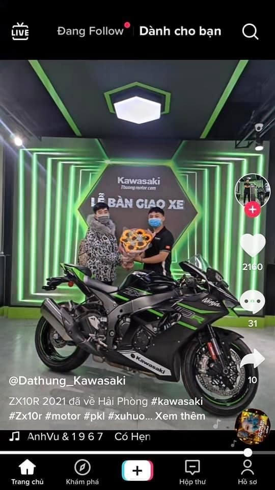 Ngay sau vụ cướp, đối tượng Nguyễn Văn Nam (bên trái) lộ diện "nhờ" khoe mua xe mô tô sang trên các nền tảng mạng xã hội.