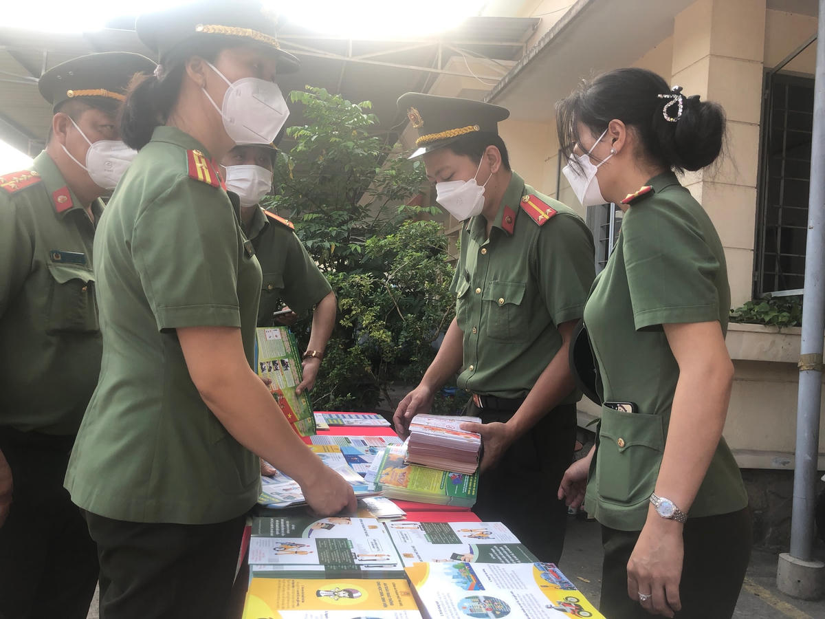 Công an TP Thủ Đức, TPHCM nhận tài liệu tuyên truyền giúp người dân phòng ngừa các loại tội phạm trên địa bàn. Ảnh: Hồng Phúc