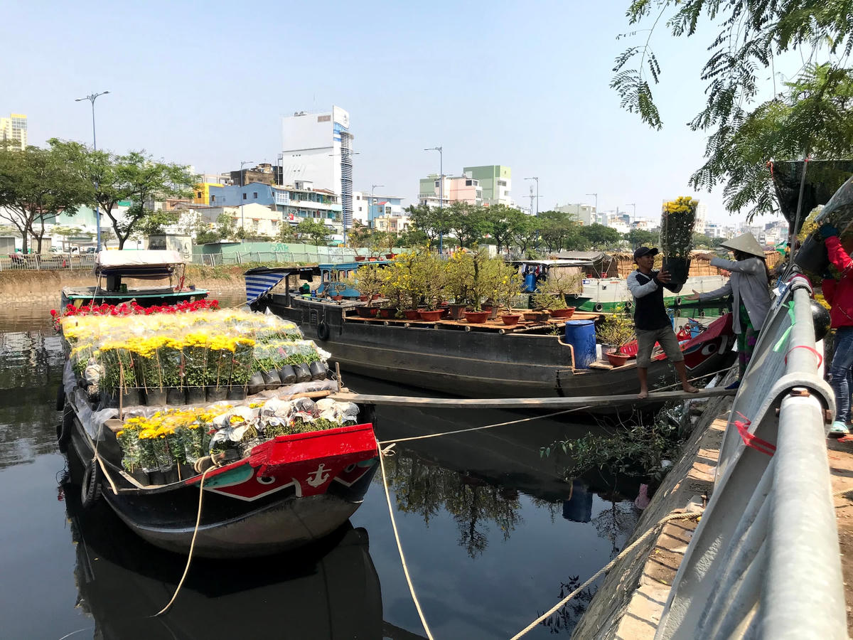 Ghe thuyền ven kênh Tàu Hũ.